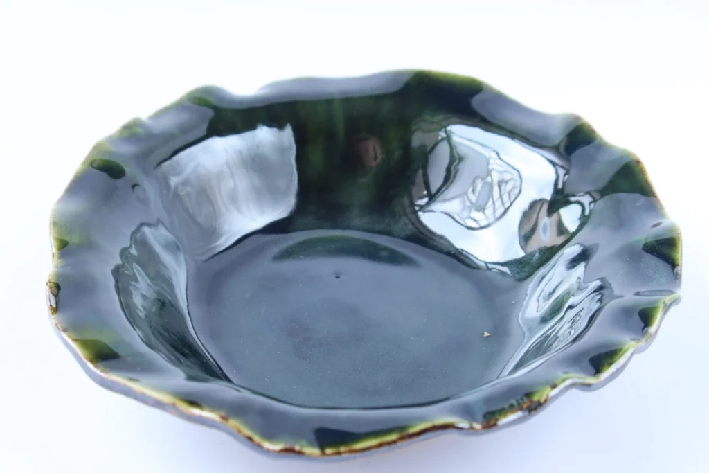 Ceramiczna miseczka jest błysk