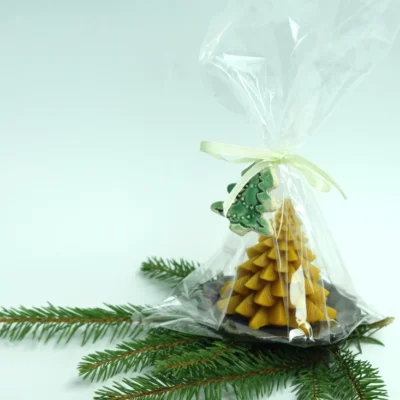 Świeczka choinka z wosku pszczelego na ceramicznym podstawku